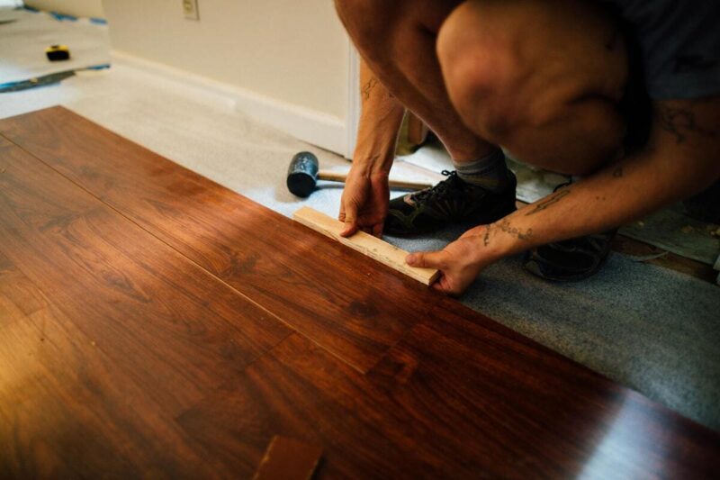 Instalación de porcelanato sobre piso existente en interior moderno